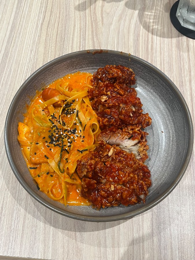 Rose Tteokboki Pasta with 2 pc chicken